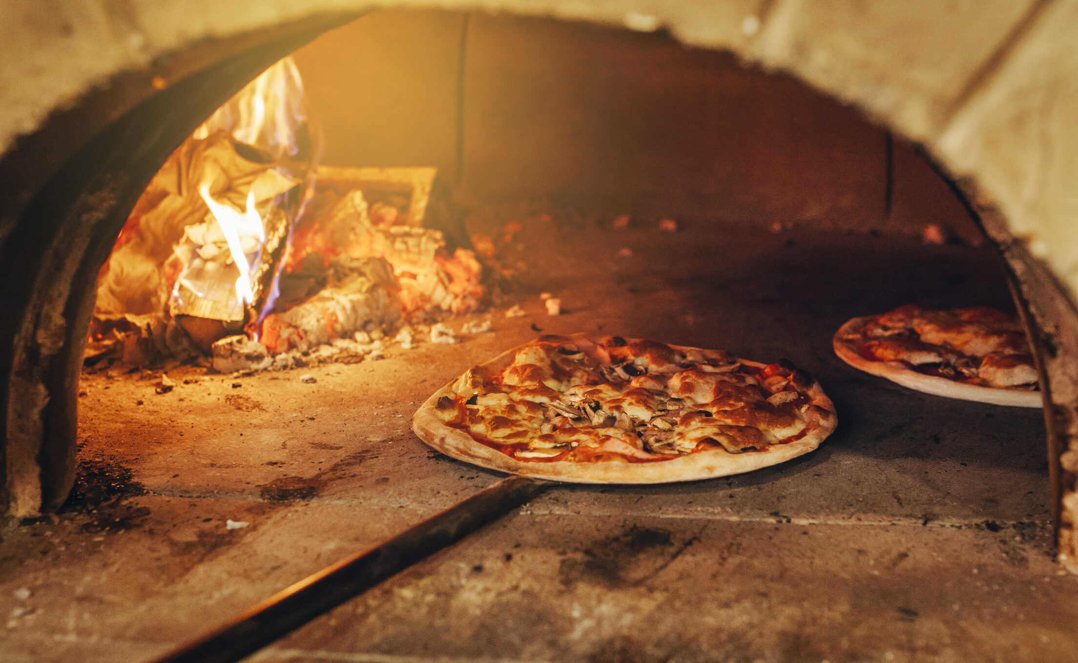 pizza nel forno a legna la briciola pizzeria ristorante